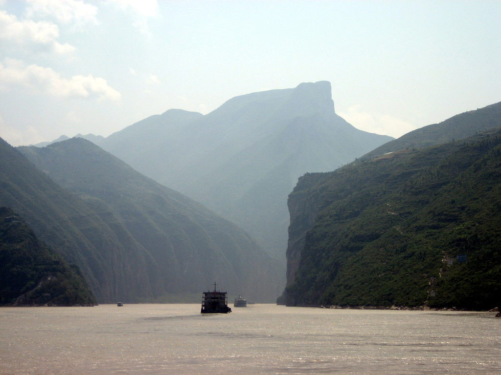 瞿塘峡入口夔门的险峻山势